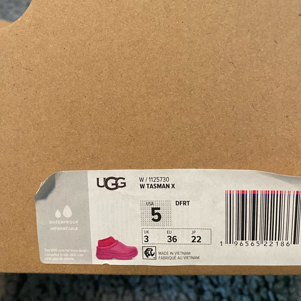 Women’s (or kids) Pink Slip-On Shoes, size 5 - Picture 4 of 4